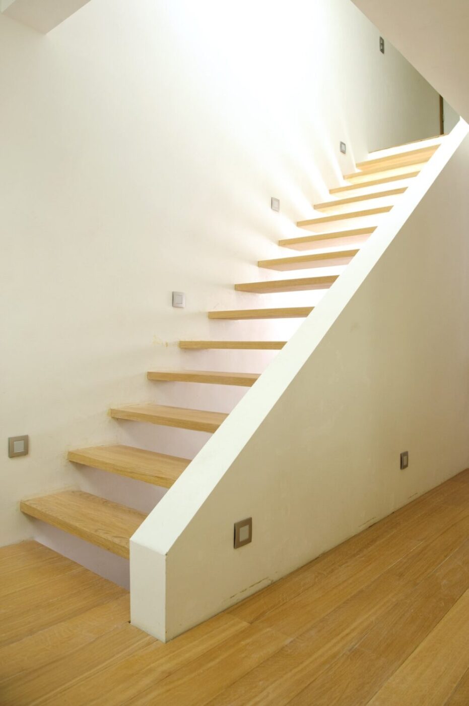 Zwevende trap tussen 2 muren